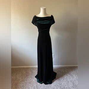 Gorgeous Off Shoulder Velvet Gown in Emerald Green Size 10